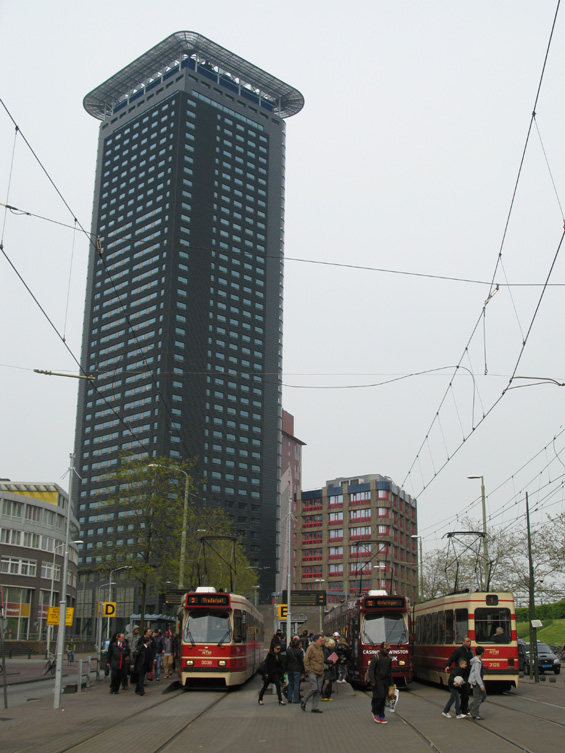 Rozlehlé autobusové nádraží pøed vlakovým nádražím HS. Tady se stýká vìtšina tramvajových linek.