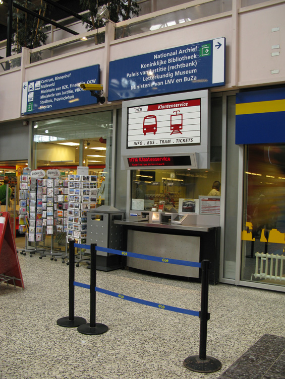 Informaèní okénko mìstské dopravy na centrální stanici v Haagu. Informaèními materiály to tu neoplývá, dopravní schéma je potøeba si zakoupit.