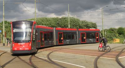 Nizozemské pobøežní mìsto Haag s pùlmilionem obyvatel ležící v centru milionové aglomerace má velmi rozsáhlou sí� tramvají, kterou využívají už 15 let také vlakotramvaje do mìsta Zoetermeer. A do Haag...