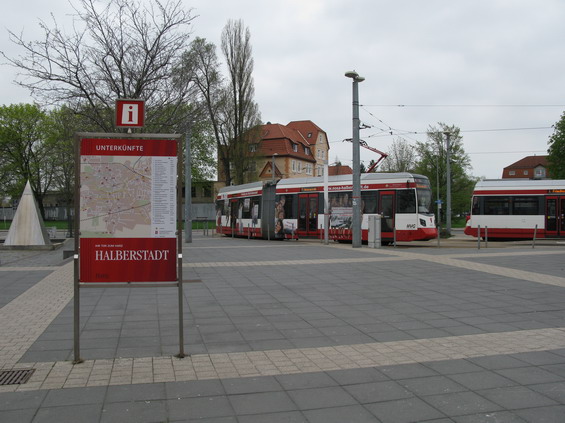 Pøednádraží patøí tramvajovému obratišti - dvì linky rozvážejí cestující do celého mìsta. Každá linka jezdí v patnáctiminutovém taktu, o víkendu se jezdí po pùlhodinì a v nedìli jezdí jen linka 2.