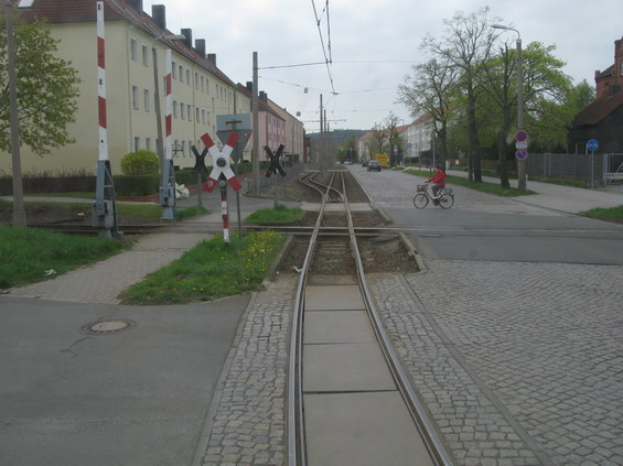 Tramvajová linka 2 køíží na dvou místech železnièní tra�. V místech køížení se tramvajová tra� zužuje do jednokolejné. Tramvaje v Halberstadtu jezdí na metrovém rozchodu.