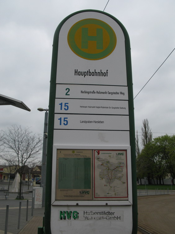 Zastávkový oznaèník u hlavního nádraží. Linky 1 a 2 jsou tramvaje, linky 11-15 autobusy.