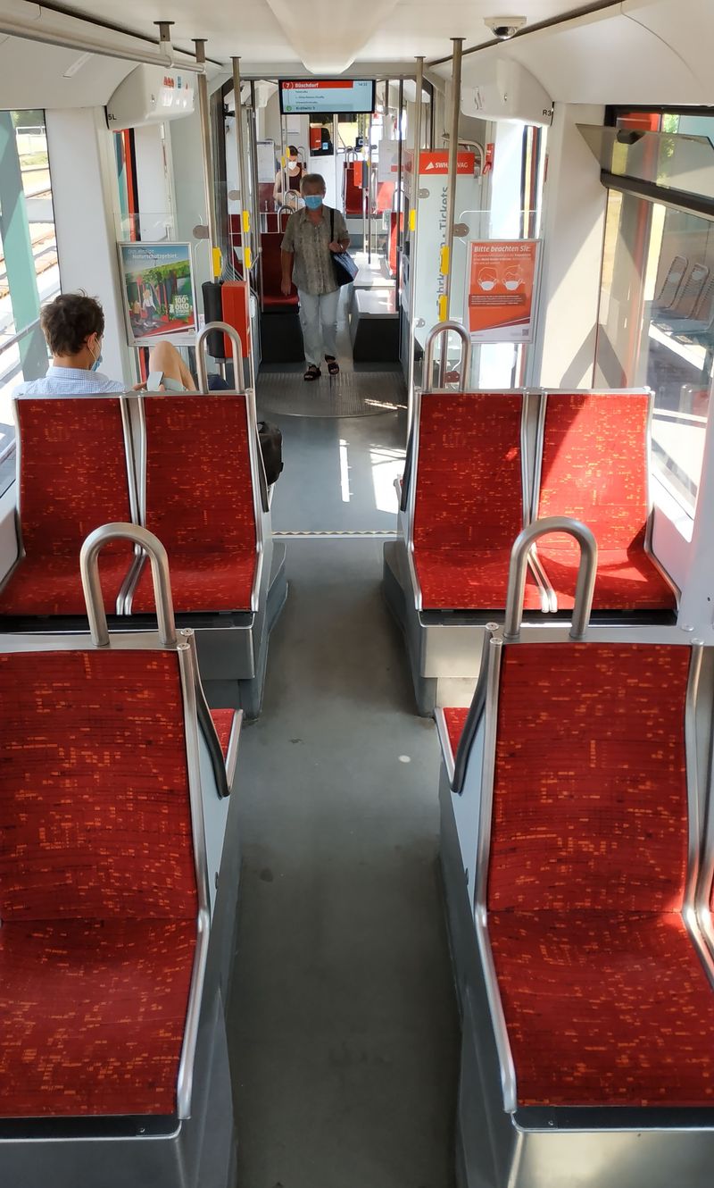 Interiér plnì nízkopodlažních tramvají Bombardier, které jezdí vždy ve dvojicích. I pøes svoji obousmìrnost mají tyto dvouèlánkové vozy stanovištì øidièe pouze na jedné stranì.