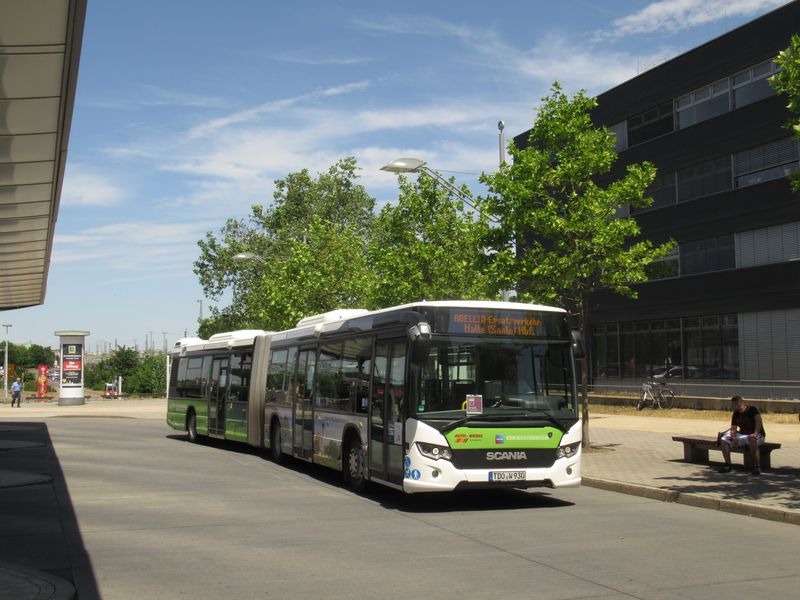 Aktuální monopol èeských regionálních autobusù SOR na autobusovém nádraží v Halle rozèeøila tato kloubová Scania jako náhradní doprava za vlaky Abellio.