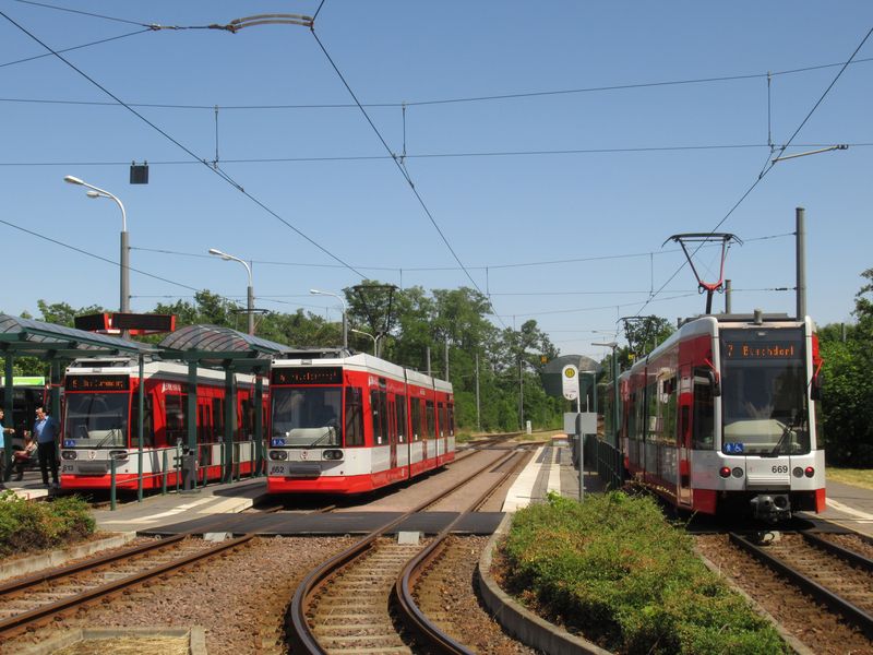 Velkou tramvajovou smyèku najdete na severozápadì Halle ve ètvrti Kröllwitz, kde jsou proti sobì ukonèeny linky 4+5 a 7. Ètyøka s pìtkou sem pøijíždìjí po jednokolejné trati podél místního nejvìtšího lesa.