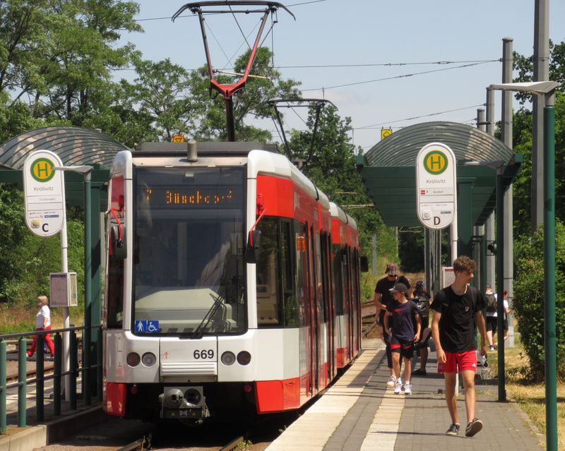 Dvojice vozù nejnovìjšího typu tramvají Bombardier na koneèné linky 7 Kröllwitz. Pøestoupit tu mùžete také na místní autobusové linky.