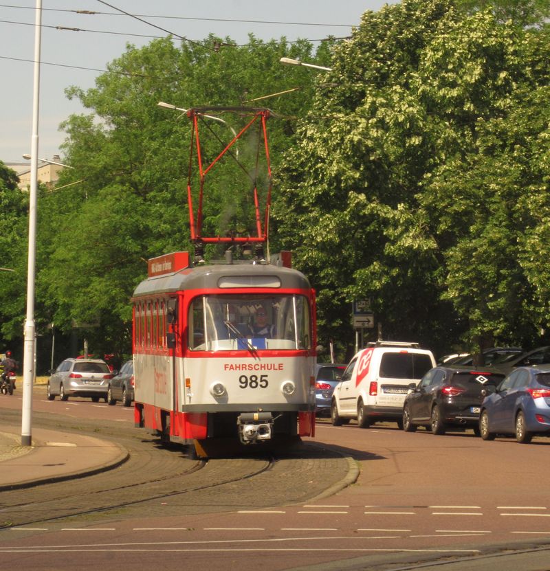 Halle se nedávno rozlouèilo s dlouhou etapou èeských tramvají T4D. Pár vozù tu ale na památku pøece jen zùstalo vèetnì této cvièné tramvaje z roku 1974, která byla zachycena na výjezdu ze smyèky Trotha na severu Halle.