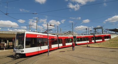 Nejvìtší tramvajový provoz v Sasku-Anhaltsku najdete v Halle ležícím nedaleko Lipska. Nedávno se zde rozlouèili s èeskými tramvajemi T4D a na všech linkách se tak svezete už jen nízkopodlažními tramva...