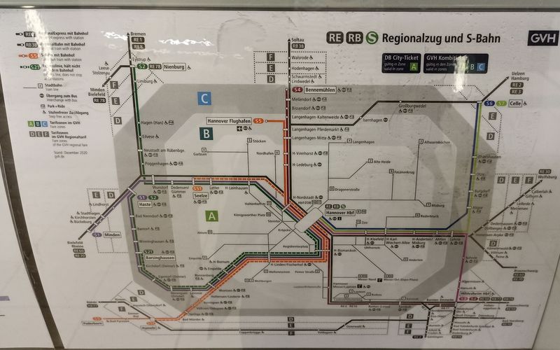 Spolu se svìtovou výstavou Expo 2000 vznikl v Hannoveru a okolí také systém S-Bahnu, který zajiš�uje 7 základními a 2 doplòkovými linkami spojení jak v rámci mìsta, tak i okolního regionu. Základní interval linek je 60 minut, nìkteré jezdí ve špièkách dvakrát èastìji. Všechny linky se potkávají na hlavním nádraží.