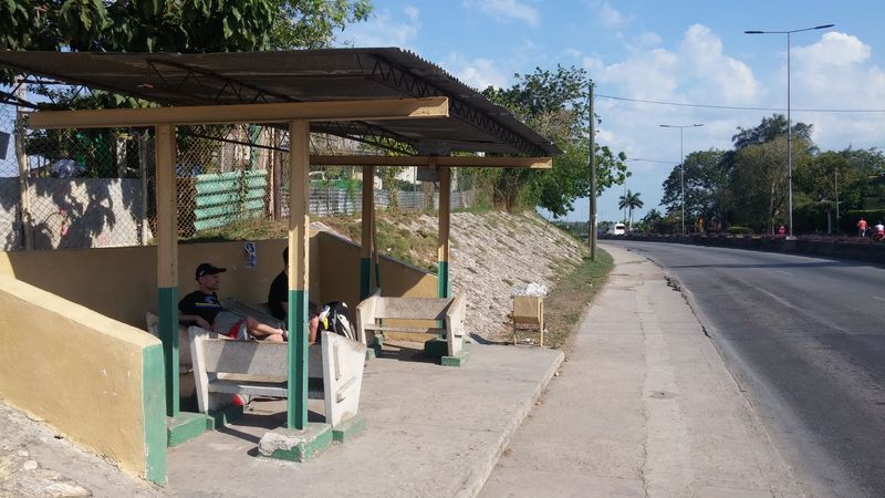 Autobusová zastávka v blízkosti letištního terminálu 2 na trase metrobusových linek P12 a P16. Tìmito autobusy, které jezdí v krátkých intervalech, se pak do centra Havany dostanete za necelou hodinu a minimálnì 20x levnìji než i tím nejlevnìjším taxíkem.