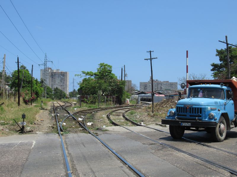 Jižní výjezd z koncového nádraží Tulipán na jihozápadì Havany. Najdete zde také vlakové depo a dílny. K vidìní jsou buï relativnì nové ruské motorové vozy nebo osobní vozy pøestavìné z nákladních tažené dieselovou lokomotivou.