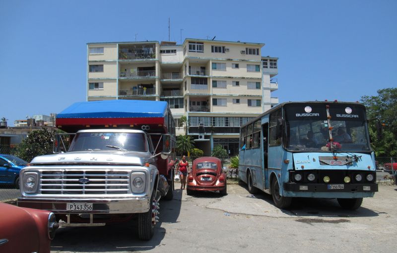 Minibus Girón kubánské produkce využívající nìkterých dílù karoserie maïarského Ikarusu ve spoleènosti amerického náklaïáku Ford s osobní nástavbou pro pøepravu cestujících, celkem bìžný zpùsob mezimìstské hromadné dopravy na Kubì.