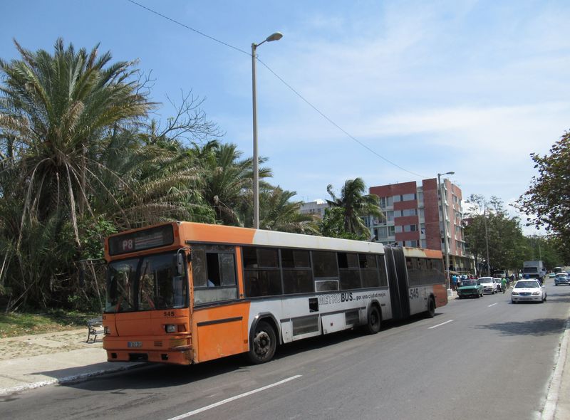 Jeden ze starších metrobusù znaèky MAZ z Bìloruska na koneèné linky P8 na východním pøedmìstí Havany u historického mìsteèka Cojímar. Dál do jeho centra už musíte pìšky, autobusy jezdí vìtšinou jen tam, kde jsou paneláky.