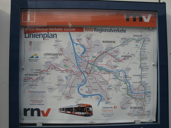 Heidelberg je souèástí pomìrnì souvislé aglomerace s mìsty Mannheim a Ludwigshafen. S tìmito mìsty je kromì klasické a pøímìstské železnice spojuje také nejrozsáhlejší tramvajová sí� s metrovým rozchodem v Nìmecku. Zelenì je vyznaèena pøímìstská linka 5, která spojuje Mannheim, Heidelberg a Weinheim.