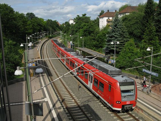 V celé aglomeraci funguje také místní S-Bahn, který zejména spojuje Heidelberg s Mannheimem. Rozváží ale také lidi po mìstì - èlenitý terén podjíždí tunelem, významná je pøestupní zastávka Weststadt/Südstadt jižnì od centra, kde je ukázkový pøestup mezi tramvají na mostì pøes tra� a vlakem, který zde jezdí každých 15 minut.
