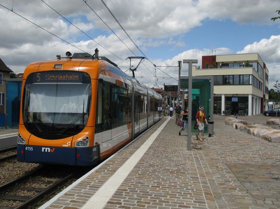 Pøímìstskou tramvaj tu zastupuje pøedevším linka 5, která má okružní trasu ve tvaru trojúhelníku a po dvou pøímìstských tratích propojuje ve špièkovém intervalu 10 minut Heidelberg s Mannheimem - jedna tra� je pøímá, druhá vede oklikou pøes mìsteèko Weinheim s mnoha jednokolejnými úseky a delším intervalem.