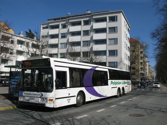 Jeden ze starších autobusù Scania-Lahti dopravce Pohjolan Liikenne. Dopravci se ucházejí o jednotlivé linky nebo svazky linek v tendrech pravidelnì vypisovaných místním organizátorem HSL/HRT.