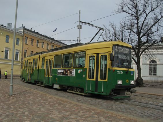 Linka 4 míøí do východní èásti centra. Nìkteré starší tramvaje Valmet jsou pøi modernizaci osazovány novým informaèním systémem s výraznými bílými diodami.