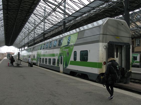 Na dálkové vlaky jsou s oblibou nasazovány tyto dvoupodlaždní jednotky tažené lokomotivou, èasto v kombinaci s klasickými jednopodlažními vagony. Zelená je nová barva pro finské železnice (VR). Helsinské hlavové hlavní nádraží leží pøímo v centru mìsta a dá se z nìj pohodlnì pøestoupit na metro, tramvaje i autobusy.