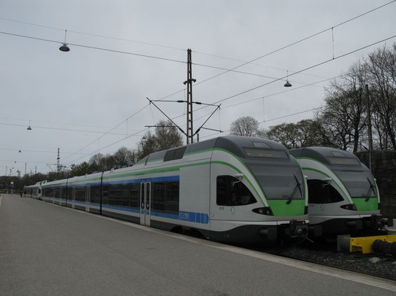 Výraznou obmìnou prošel v nedávné dobì vozový park pøímìstských vlakù. Finské železnice na základì smlouvy s organizátorem místní dopravy zakoupily tyto ètyøvozové elektrické nízkopodlažní jednotky Stadler. V pøímìstských vlacích platí také tarif zdejšího systému, území celé aglomerace je rozdìleno na pomìrnì velké tarifní zóny.