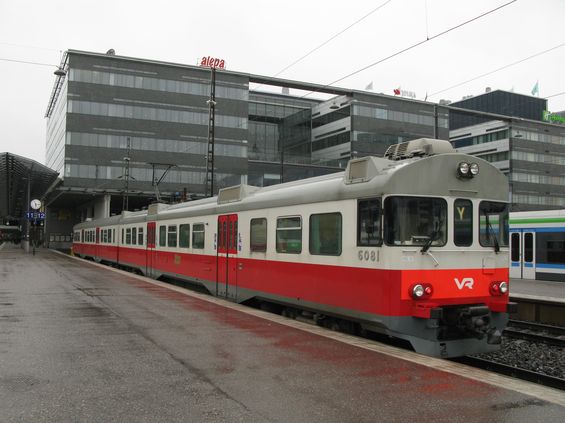 Starší pøímìstská jednotka Finských železnic bývá nasazována na spìšné vlaky.