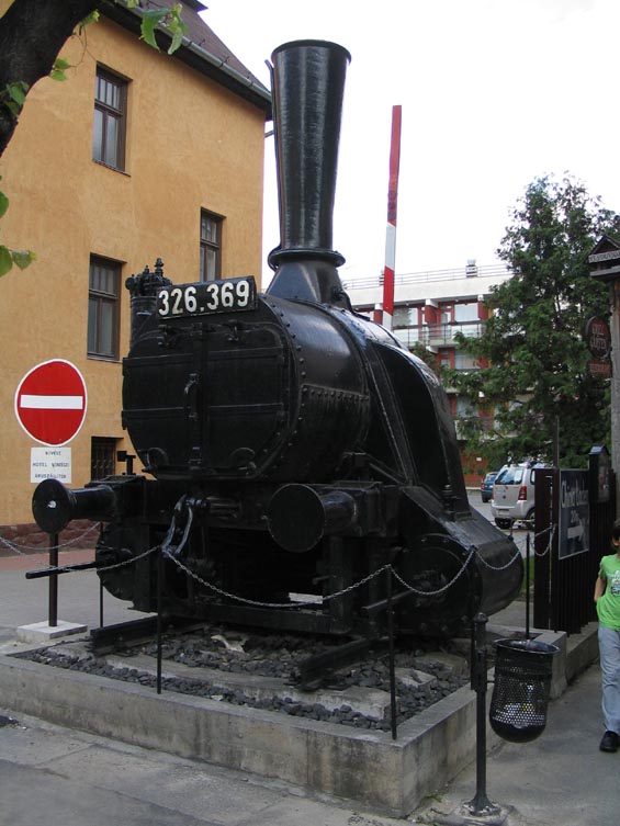I když železnici v Hevízu nenajdete, na pìší zónì v centru mìsta stojí tento kus parní lokomotivy.