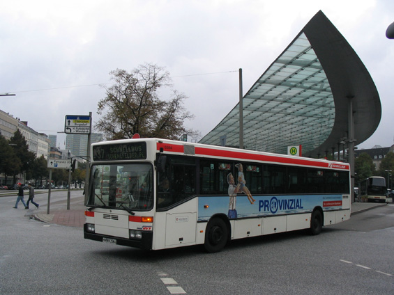Na rychlíkových linkách jezdí speciální autobusy s pohodlnìjšími sedaèkami. Tento vyjíždí z centrálního autobusového nádraží.