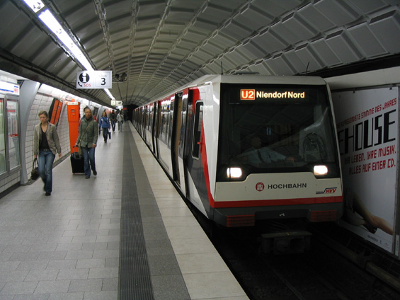 Rekonstruovaná stanice Hauptbahnof Nord se zvýšeným nástupištìm v celé délce.