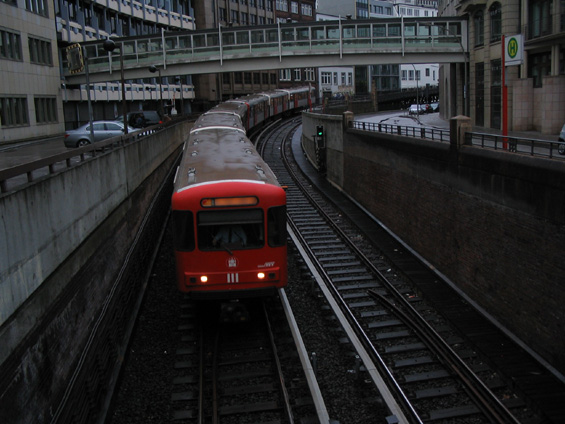 Stará souprava se starým èelem na lince U3 zajíždí do podzemí poblíž stanice Rathaus.