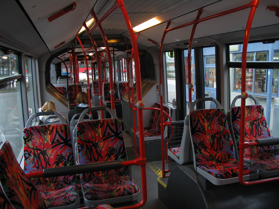 "Antigraffiti" potah sedaèek v nìkterých mìstských autobusech.