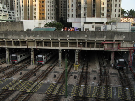 Depo èervené linky u koneèné stanice Tsuen Wan se staršími soupravami se nachází na okraji husté zástavby západnì od centra Kowloonu.