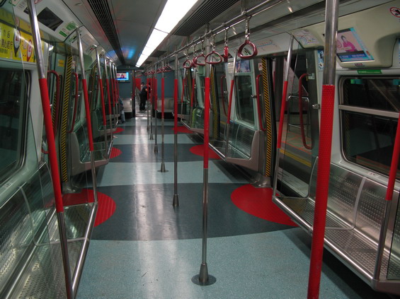 Interiér vozù na východní železnièní lince spíš pøipomíná metro. Touto linkou dojedete až k èínským hranicím.