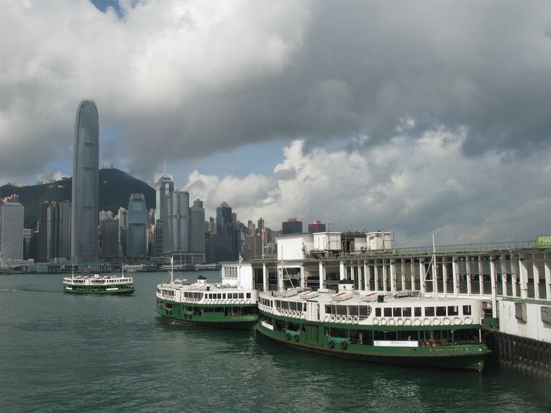 Z pøístavištì na jižním cípu Kowloonu se lze dostat lodí v krátkých intervalech na hlavní ostrov Hong Kong. I zde se dá platit mìstskou èipovou kartou a jízdné není nikterak vysoké. Hlavní pøepravní proudy na hustì obydlený ostrov však proudí metrem a autobusy, které využívají tøí „podmoøských“ tunelù.