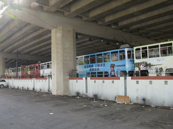 Jedno ze dvou dep "Sai Wan Ho" se nachází ve východní èásti trasy pod dálnièním nadjezdem