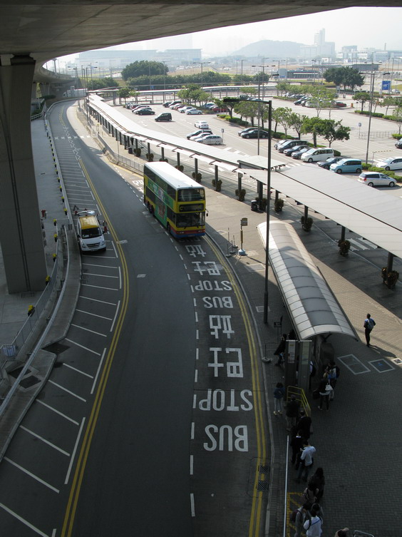 A ještì poslední pohled na autobusy od letištní budovy - po nadzemní estakádì jezdí kromì autobusù také expresní metro do centra Hong Kongu. Autobusem je to pomalejší, ale levnìjší.