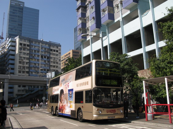 Novìjší autobusy majoritního dopravce KMB mají tento zlatý nátìr. Linky KMB jezdí pøedevším na pevninì v nejvìtším mìstì Kowloon.