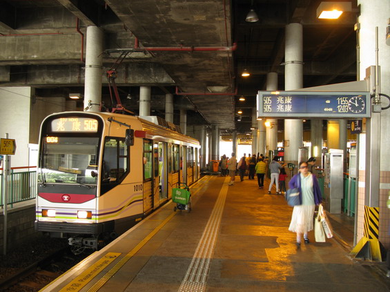 Tramvaj v pøestupní zastávce u koneèné stanice metra Tuen Mun. Odtud dojedete do Hong Kongu asi za pùl hodiny.