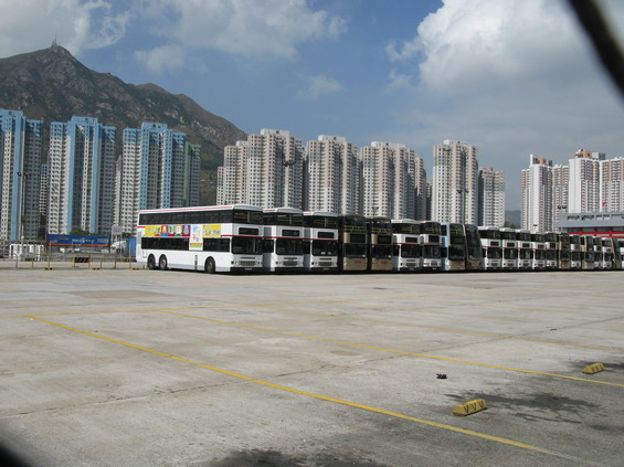 Autobusová garáž dopravce KMB ve mìstì Tuen Mun. Vìtšinu autobusových linek zde ale provozuje tramvajovì-metrový dopravce MTR.
