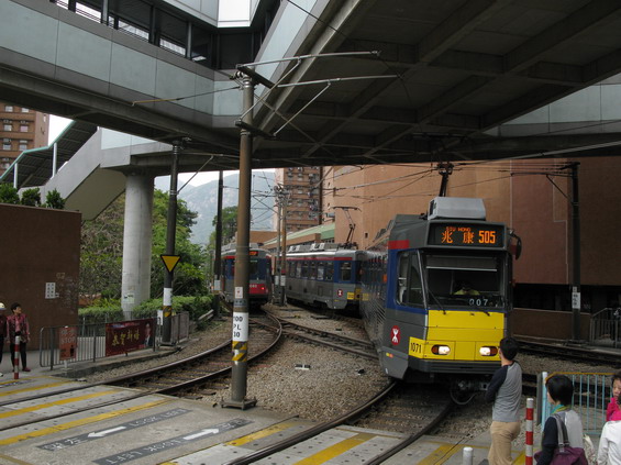 Linka 505 na této tramvajové køižovatce (Siu Hong) konèí, nìkteré linky zde mìní èíslo. Díky pøestupùm na metro i mezi sebou je tu velmi rušno.