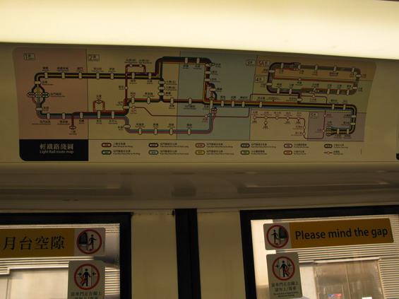 Schéma sítì nechybí nad žádnými dveømi zdejších tramvají. Ostatní plochy zabírají rùzné bezpeènostní piktogramy a upozornìní.