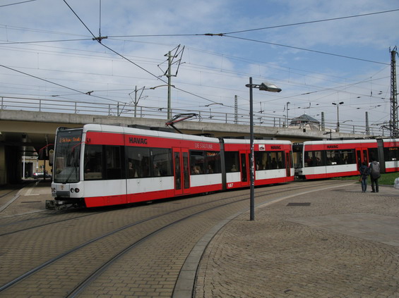Nejnovìjší typ dvouèlánkových tramvají Bombardier (MGT-K) pøijíždí po nové pøeložce vedoucí okolo hlavního vlakového nádraží. Do roku 2005 bylo nutné jít na tramvajovou tra� vedoucí na jih znaèný kus cesty.