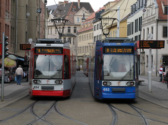 Setkání tramvají v centru - jezdí se na metrovém rozchodu a rozsáhlá cca 50kilometrová sí� momentálnì obsahuje 13 linek. Pøímìstská linka 5 navíc jezdí daleko za mìsto.