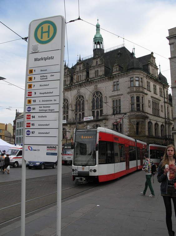 Dvojice nových dvouèlánkových tramvají Bombardier postupnì nahrazují trojice pùvodních èeskoslovenských Tater (ÈKD). Na zastávkových sloupcích jsou výraznì odlišeny linky, které jsou ve výluce.