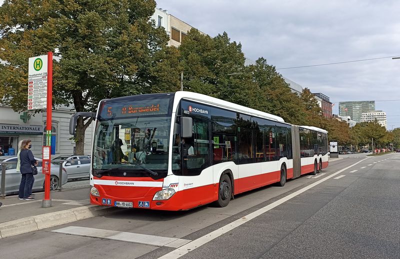 Kdysi zrušené tramvaje jsou nahrazeny na povrchu autobusy a hlavnì metrobusy, což je sí� páteøních linek s krátkými intervaly s vlastní èíselnou øadou. Široké ulice poskytují øadu buspruhù. Nejvýznamnìjším metrobusem je linka 5, kde døíve jezdily dvoukloubové autobusy VanHool. Ty byly nahrazeny ménìkapacitními Mercedesy CapaCity.