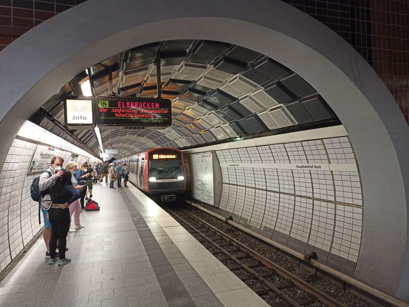 Pod Hlavním nádražím vede také metro U2 spoleènì s novou linkou U4, která se po spoleèném prùjezdu centrem oddìluje smìrem na jih. Tato stanice leží hloubìji a severnìji než spoleèná stanice pro linky U1 a U3. Z Hlavního nádraží se tak dostanete všemi linkami metra i S-Bahnu.