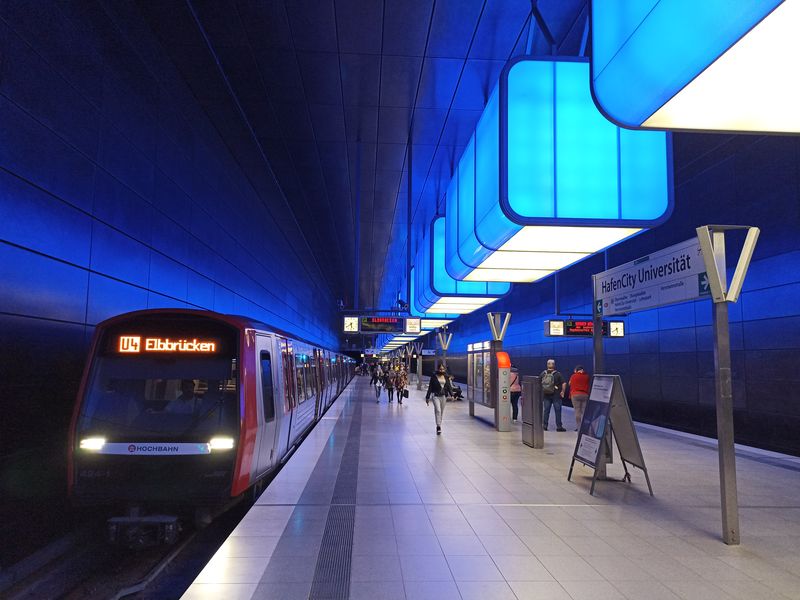 Nové stanice na nové lince U4 pod ètvrtí Hafencity jsou také audiovizuálními umìleckými díly. V této stanici se prùbìžnì podle hudby mìní barevné osvìtlení nástupištì.
