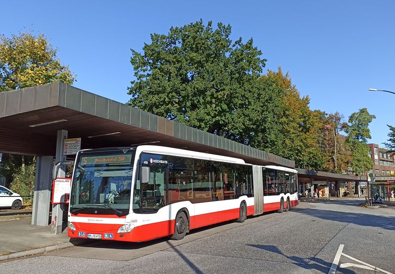 Metrobusová pìtka v malém terminálu u stanice metra Niendorf Markt. Sem jezdí tato linka každých 10 minut. Zástupce nejnovìjší a zároveò nejvìtší dodávky 60 vozù z roku 2019, které také nahradily dosavadní dvoukloubové autobusy VanHool.