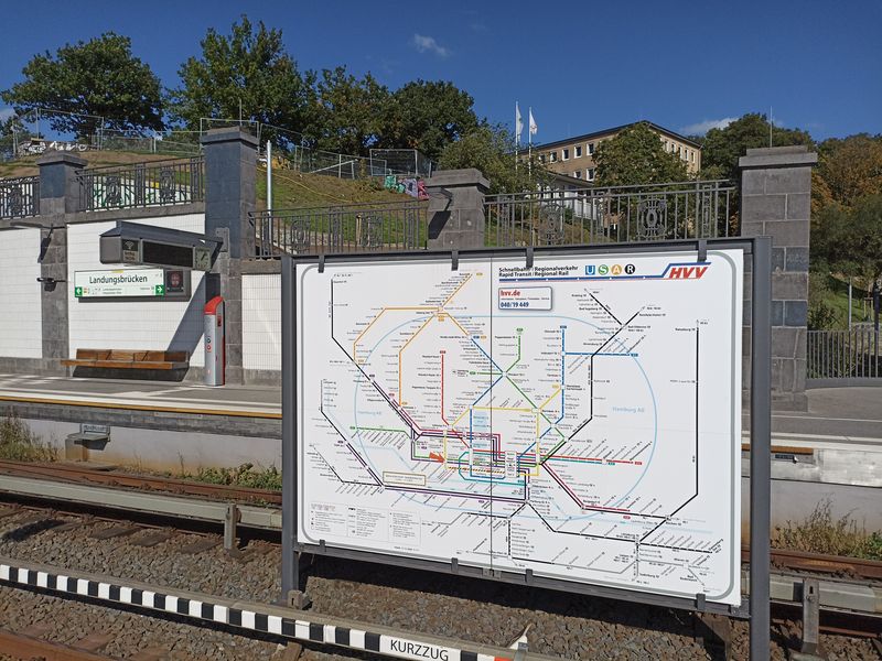 Schéma páteøní kolejové dopravy v Hamburku, kterou tvoøí hlavnì metro a S-Bahn. Zapojují se do nìj také bìžné vlakové linky (R) i speciální sí� motorových vlakù AKN na severozápadì oznaèených písmenem A.