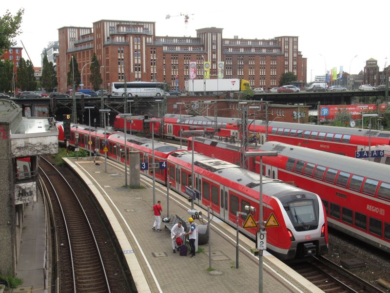 Krajní koleje na Hlavním nádraží slouží pro linky S-Bahnu, který se tu sjíždí dvìma základními trasami. Souhrnný interval linek s desetiminutovým intervalem v každé z vìtví je 3-4 minuty ve špièce a 5 minut mimo špièky. Místní S-Bahn provozovaný nìmeckými dráhami DB je vìtšinou oddìlený od ostatní železnièní dopravy a vlaky jsou napájené ze tøetí pøívodní kolejnice. Je ale zároveò unikátní tím, že èást vlakù je schopna sdílet koleje i s ostatními vlaky.