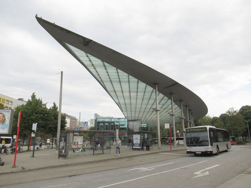 Hned u hlavního vlakového nádraží je také autobusové nádraží pro dálkové a mezinárodní linky. Velkou èást spojù zde tvoøí Flixbus.